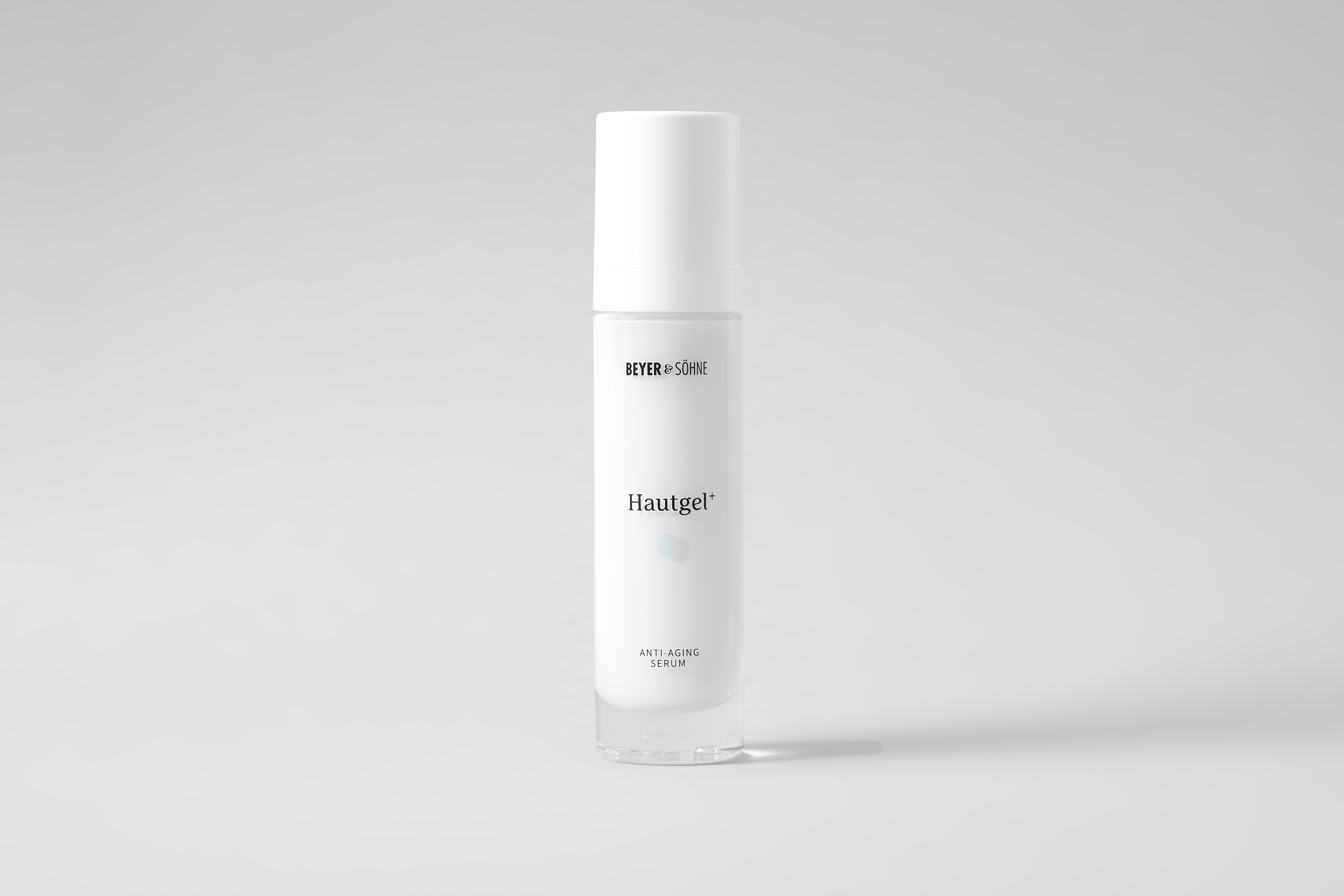 Hautgel+ von Beyer & Söhne in 50 ml licht- und luftdichter Verpackung. Modern-minimalistisches Design, speziell entwickelt für empfindliche Haut. Hochdosiertes Anti-Aging-Serum für intensive Feuchtigkeit und eine gesunde Hautbarriere.